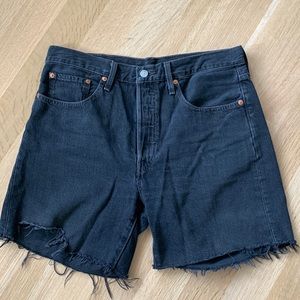 Levi’s 501 mid thigh shorts black.